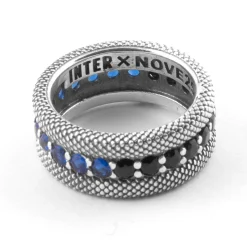 Inter Gioielli^IM X NOVE25 ANELLO FASCIA SQUAMATA CON BRILLANTI NERAZZURRI SILVER