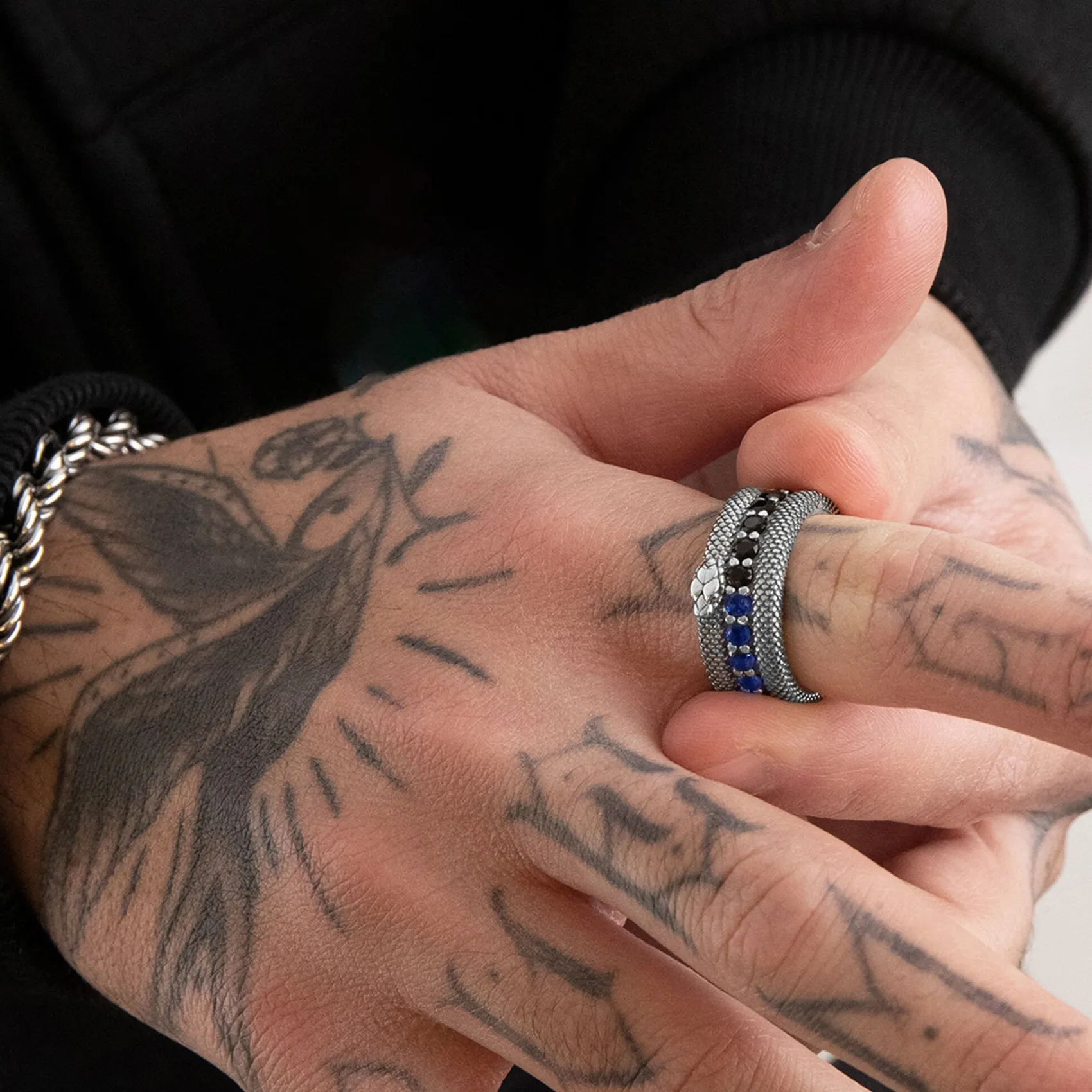 Inter Gioielli^IM X NOVE25 ANELLO FASCIA SQUAMATA CON BRILLANTI NERAZZURRI SILVER