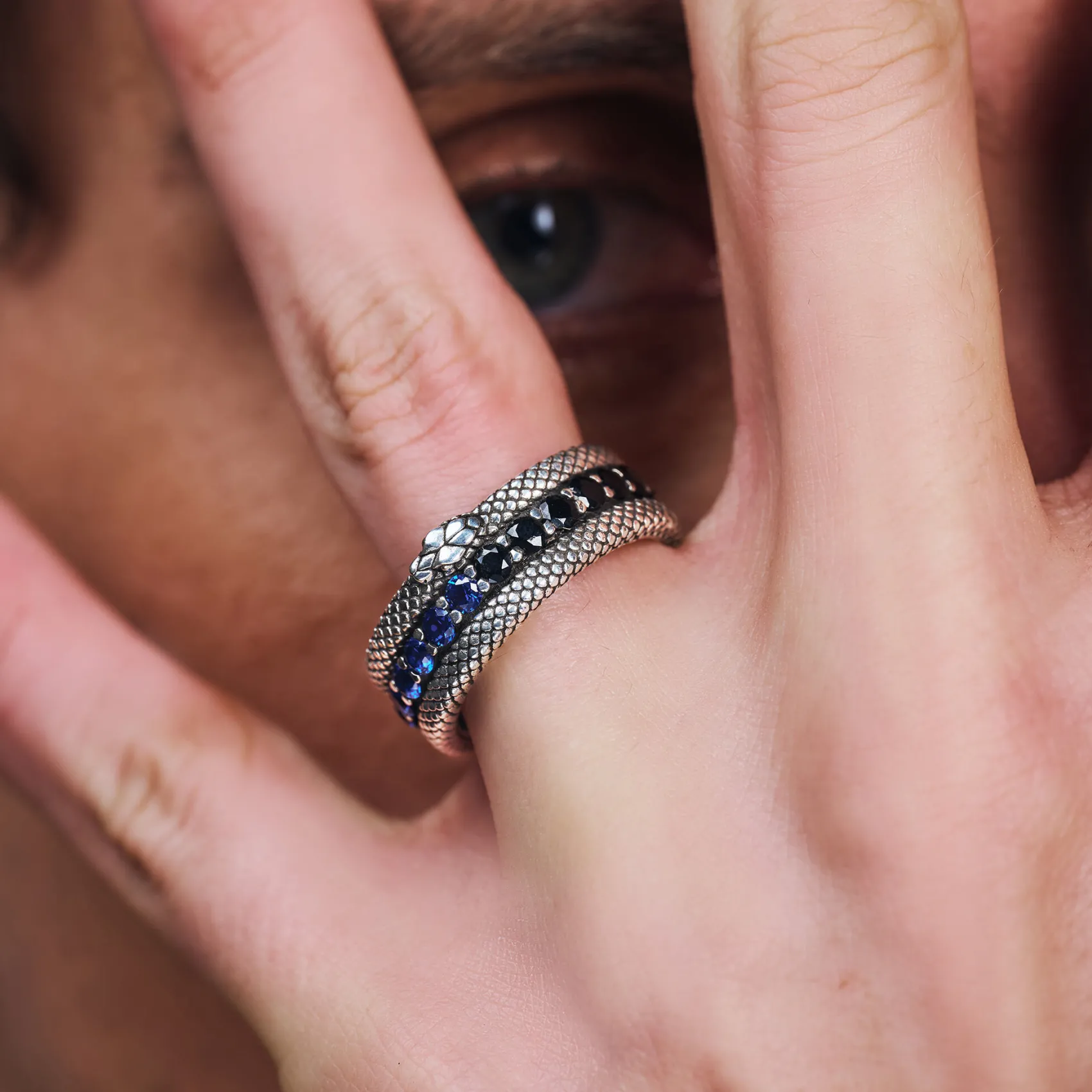 Inter Gioielli^IM X NOVE25 ANELLO FASCIA SQUAMATA CON BRILLANTI NERAZZURRI SILVER