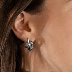 Inter Gioielli^IM X NOVE25 ORECCHINO A CERCHIO SQUAMATO CON BRILLANTI NERAZZURRI SILVER