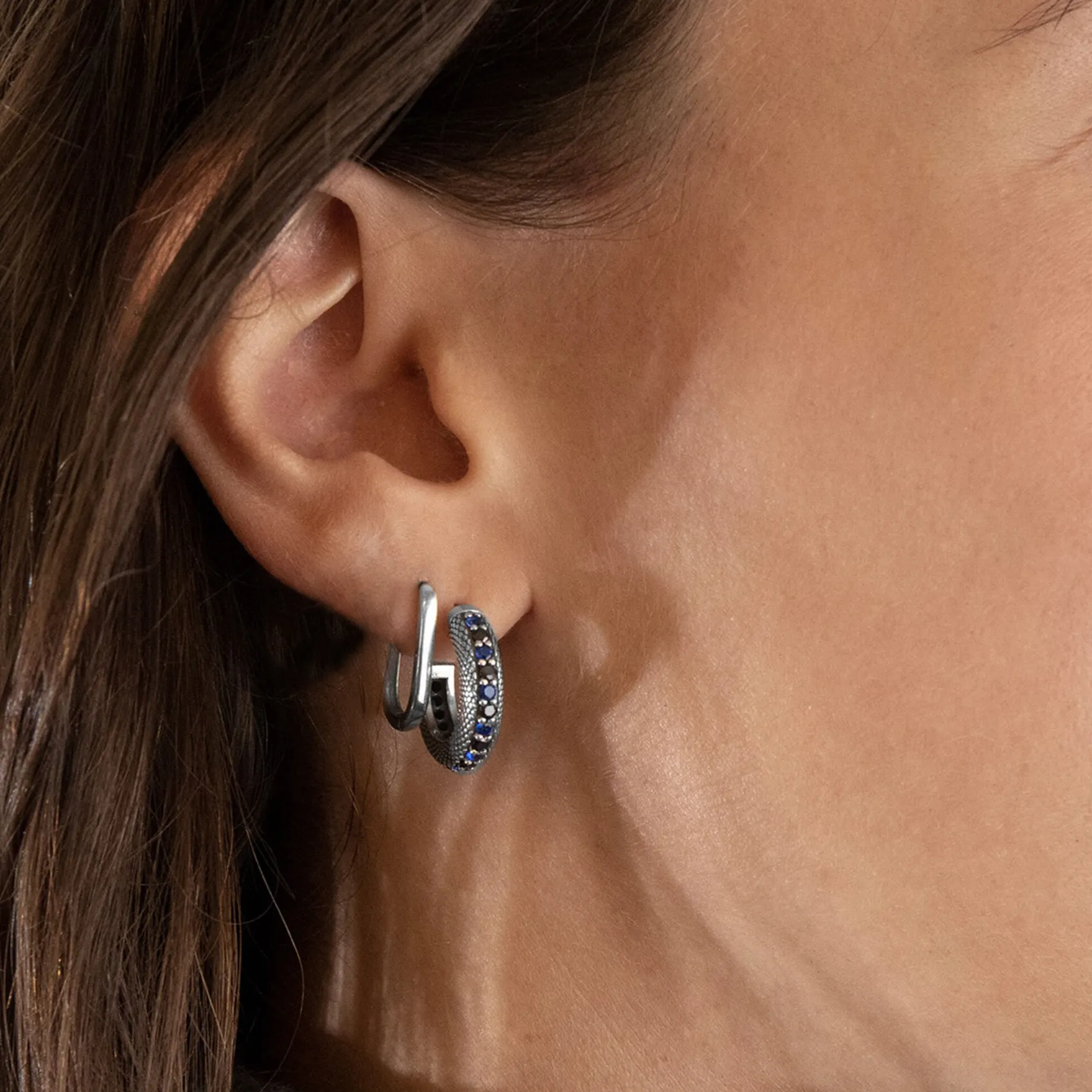 Inter Gioielli^IM X NOVE25 ORECCHINO A CERCHIO SQUAMATO CON BRILLANTI NERAZZURRI SILVER